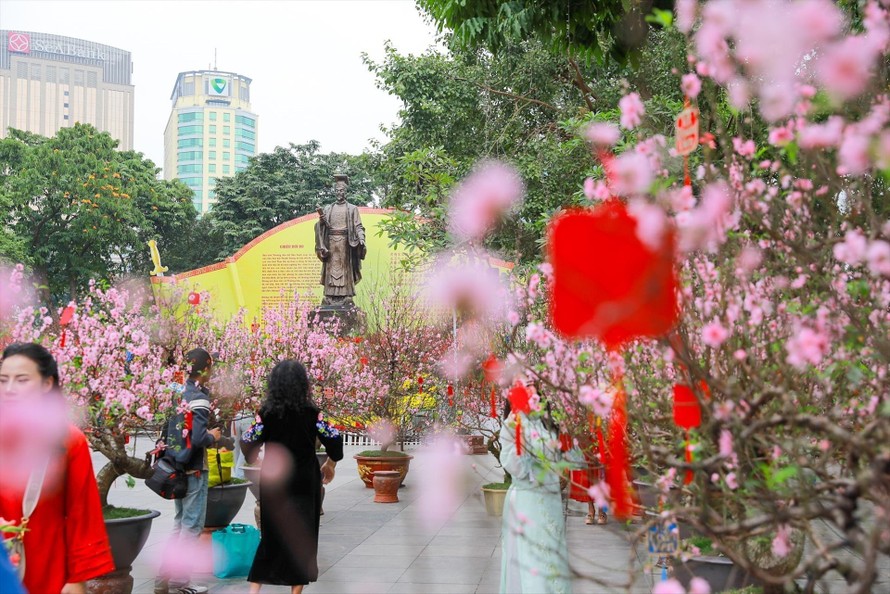 Sắc Xuân rực rỡ tại không gian hoa xuân tại Vườn hoa Lý Thái Tổ. Ảnh: Khánh Hoà/TTXVN.