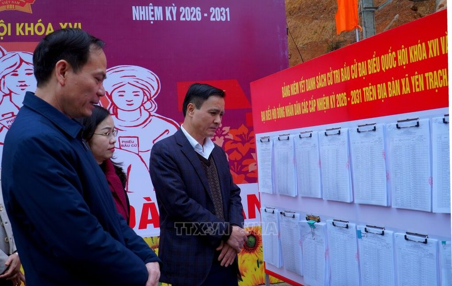 Đoàn công tác của Ủy ban Bầu cử tỉnh Thái Nguyên kiểm tra công tác bầu cử tại xã Yên Trạch.