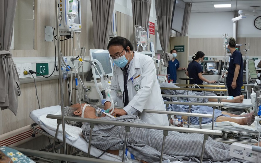PGS.TS, bác sĩ cao cấp Nguyễn Văn Chi, chuyên gia cấp cứu hồi sức, nguyên Giám đốc Trung tâm Cấp cứu A9 thăm khám cho bệnh nhân sáng mùng 5 Tết.