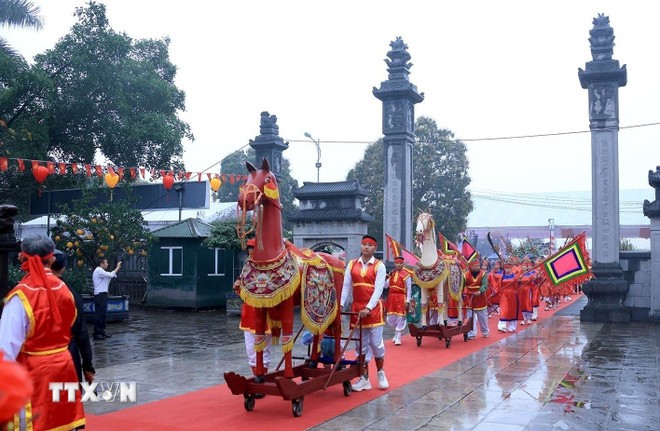 Nghi lễ rước ngựa chiến vào đền Hai Bà Trưng. Ảnh: Tuấn Anh/TTXVN.