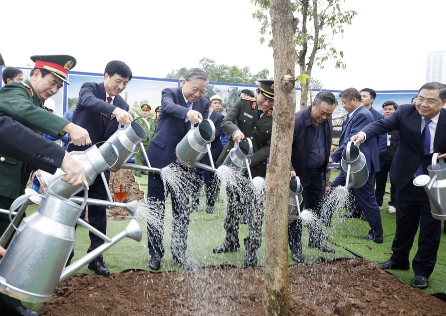 Tổng Bí thư Tô Lâm và các đại biểu tham gia trồng cây tại Lễ phát động “Tết trồng cây đời đời nhớ ơn Bác Hồ” Xuân Bính Ngọ 2026.