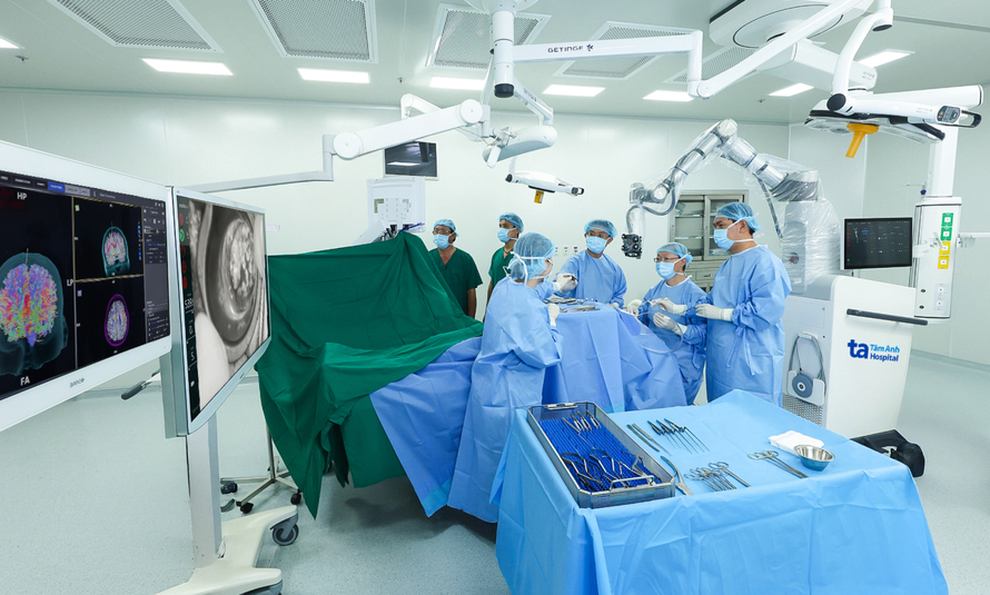 Bệnh viện Đa khoa Tâm Anh TP Hồ Chí Minh là đơn vị duy nhất tại Việt Nam ứng dụng Robot AI Modus V Synaptive chuyên phẫu thuật các bệnh thần kinh - sọ não - cột sống như u não, cấp cứu đột quỵ xuất huyết não, u tủy sống, thoát vị đĩa đệm.