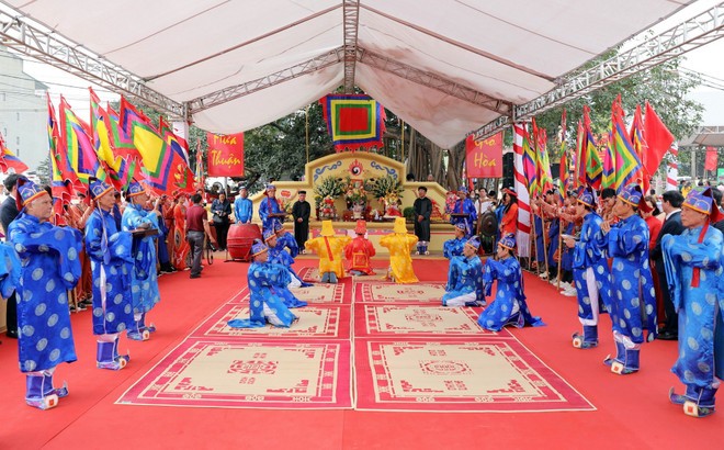 Các bô lão thực hiện nghi thức tế tại Đàn Tịch Điền trong lễ hội Vua Hùng dạy dân cấy lúa. Ảnh: Tạ Toàn/TTXVN.