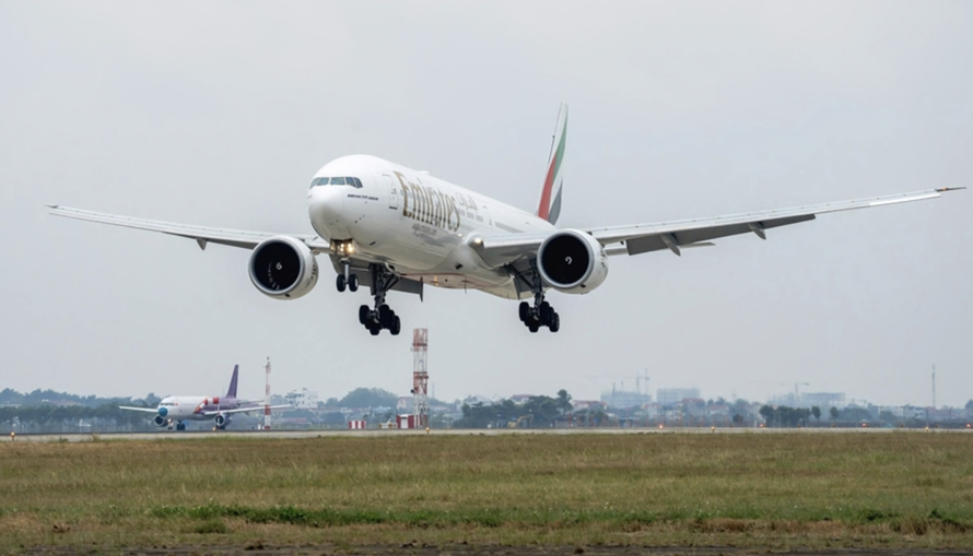 Hãng hàng không Emirates (Các Tiểu vương quốc Ả Rập Thống nhất-UAE) tại Sân bay quốc tế Nội Bài.