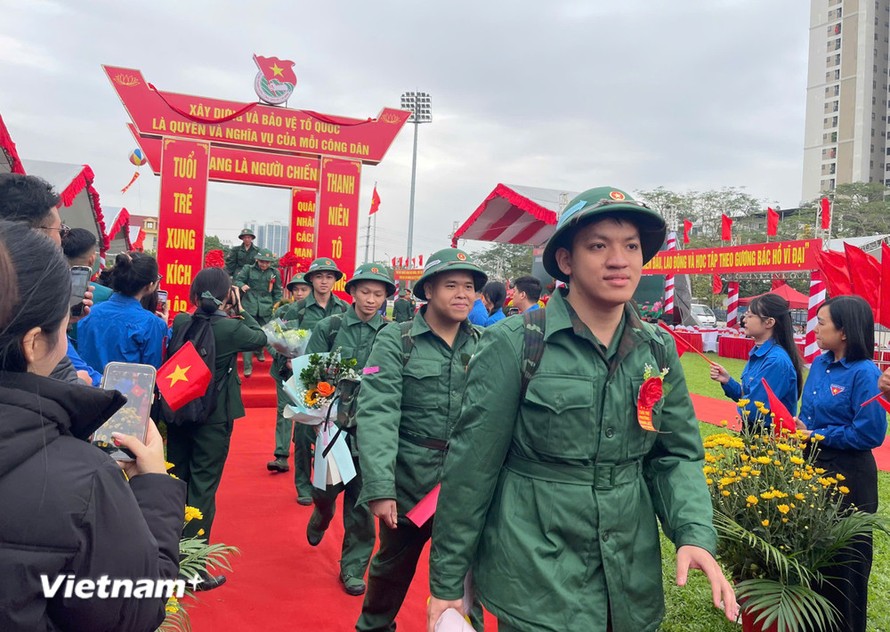 Các thanh niên lên đường nhập ngũ tại điểm giao nhận quân số 7. Ảnh: Hằng Trần/Vietnam+.