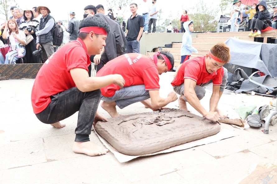 Pháo thủ làm pháo đất. Ảnh: Mạnh Tú/TTXVN.