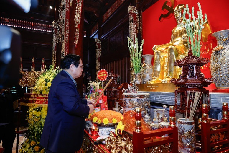 Thủ tướng Phạm Minh Chính và Đoàn công tác dâng hoa, dâng hương tưởng nhớ và bày tỏ lòng biết ơn vô hạn đối với Chủ tịch Hồ Chí Minh, vị Lãnh tụ vĩ đại, Người anh hùng dân tộc, Danh nhân văn hóa thế giới. Ảnh: VGP/Nhật Bắc.