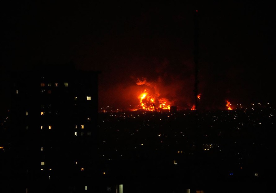 Mỹ, Israel lần đầu không kích các kho dầu của Iran