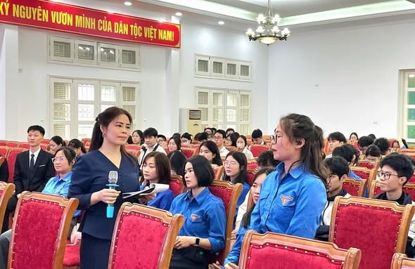 Các luật sư của Đoàn Luật sư thành phố Hà Nội tuyên truyền pháp luật về bầu cử cho đoàn viên, thanh niên và các cử tri trẻ lần đầu tham gia bỏ phiếu tại phường Bồ Đề. Ảnh: Hà Lan/Hanoimoi.