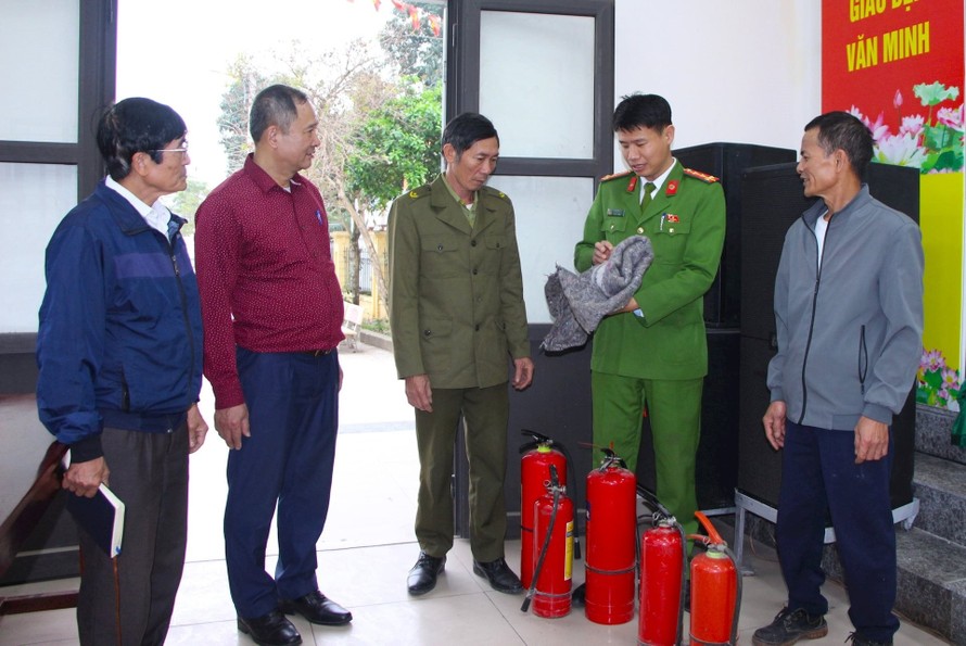 Cán bộ Đội Chữa cháy và cứu nạn, cứu hộ khu vực số 31 kiểm tra phương tiện phòng cháy, chữa cháy tại một điểm bỏ phiếu tại xã Nam Phù.