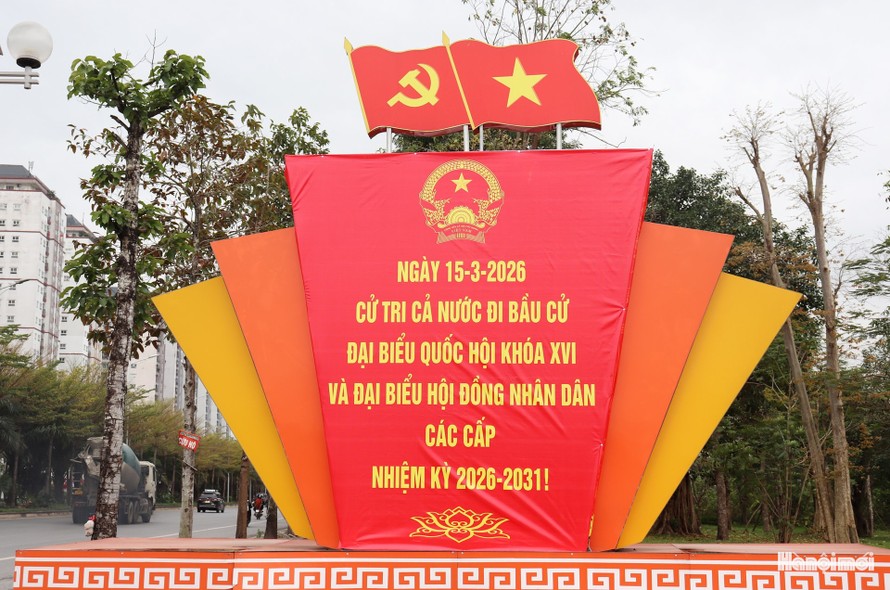 Cờ Đảng, cờ Tổ quốc và khẩu hiệu kêu gọi cử tri đi bầu cử đại biểu Quốc hội khóa XVI và đại biểu HĐND các cấp trang hoàng rực rỡ trên đường trục phía Nam thuộc xã Bình Minh. Ảnh: Tuấn Điệp.