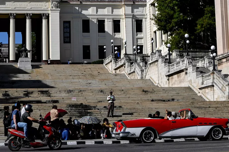 Sinh viên biểu tình trước Đại học Havana phản đối việc gián đoạn lớp học do thiếu điện và Internet tại Cuba. Ảnh: Reuters.