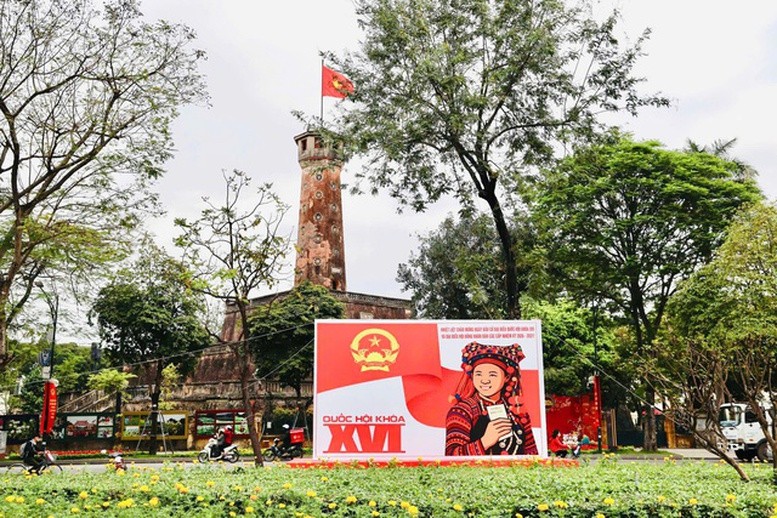 Khắp các tuyến phố trung tâm và khu dân cư trên địa bàn Hà Nội được trang hoàng rực rỡ cờ hoa, pano, áp phích tuyên truyền, tạo nên không khí phấn khởi, vui tươi hướng về ngày hội lớn của toàn dân. Ảnh: VGP/Minh Thư.