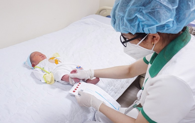 Khuyến khích sàng lọc trước sinh và sơ sinh.