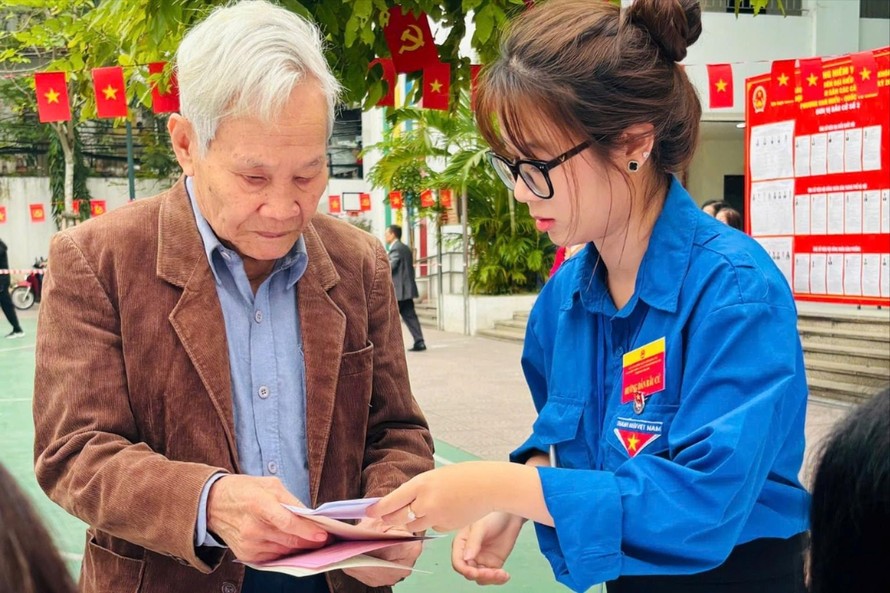 Cử tri cao tuổi tham gia bầu cử nhận được hỗ trợ tích cực của lực lượng thanh niên tình nguyện.
