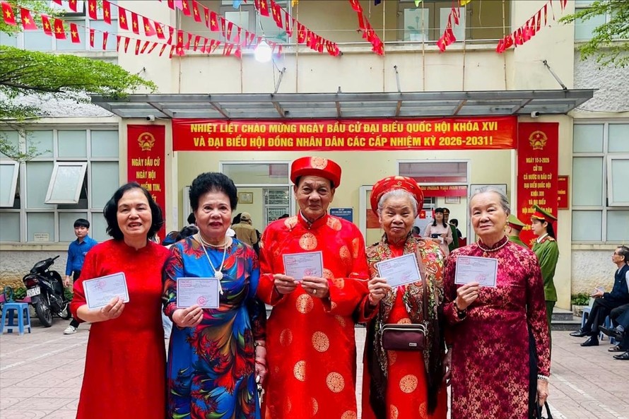 Người cao tuổi phường Láng gương mẫu đi bầu cử sớm.