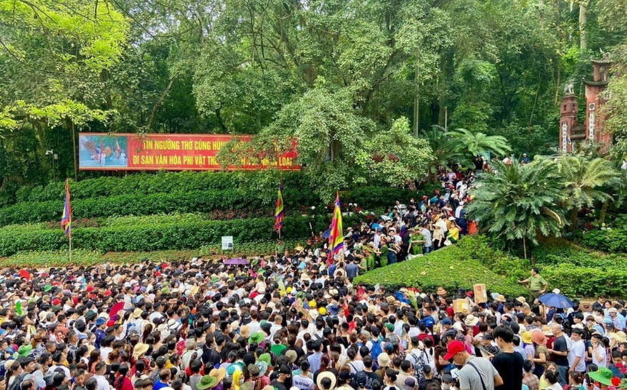 Du khách đổ về Khu Di tích Lịch sử Quốc gia đặc biệt Đền Hùng trong Lễ hội Đền Hùng (Phú Thọ).