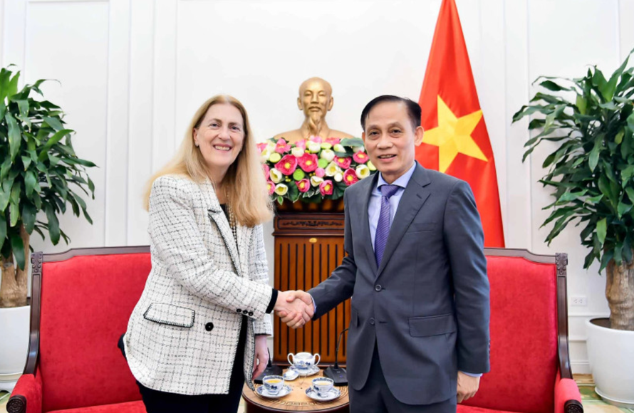 Bộ trưởng Bộ Ngoại giao Lê Hoài Trung đã tiếp bà Helene Budliger Artieda, Quốc Vụ khanh Bộ Kinh tế, Giáo dục và Nghiên cứu Thụy Sĩ. 