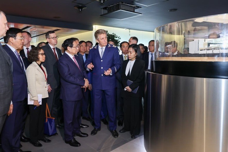 Thủ tướng Phạm Minh Chính cùng đoàn đại biểu cấp cao Việt Nam đã tới thăm, làm việc tại Trung tâm điều khiển hệ thống tàu điện ngầm Moscow. Ảnh: VGP/Nhật Bắc.