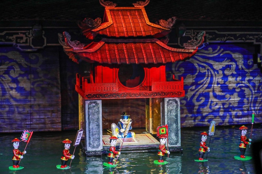 Nghệ thuật múa rối nước truyền thống được biểu diễn tại Nhà hát múa rối Việt Nam. Ảnh: Khánh Hòa/TTXVN.