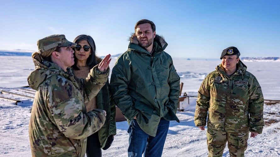 Phó Tổng thống JD Vance và vợ, bà Usha, gặp gỡ các thành viên quân đội Mỹ tại Căn cứ Không gian Pituffik ở Greenland năm 2025. Hệ thống phòng thủ tên lửa này là căn cứ duy nhất đang hoạt động của Mỹ trên hòn đảo.