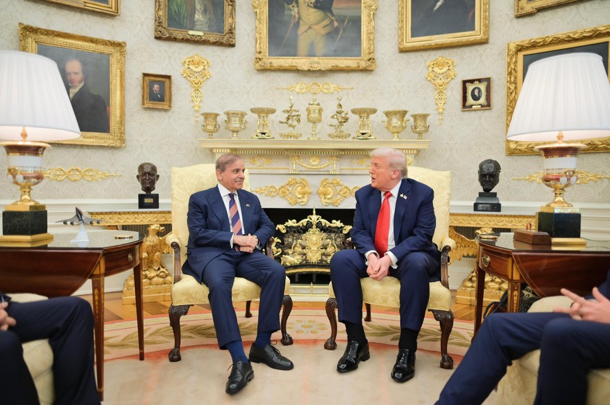 Tổng thống Mỹ Donald Trump và Thủ tướng Pakistan Shehbaz Sharif tại Phòng Bầu dục, Nhà Trắng ở Washington ngày 25/9/2025.
