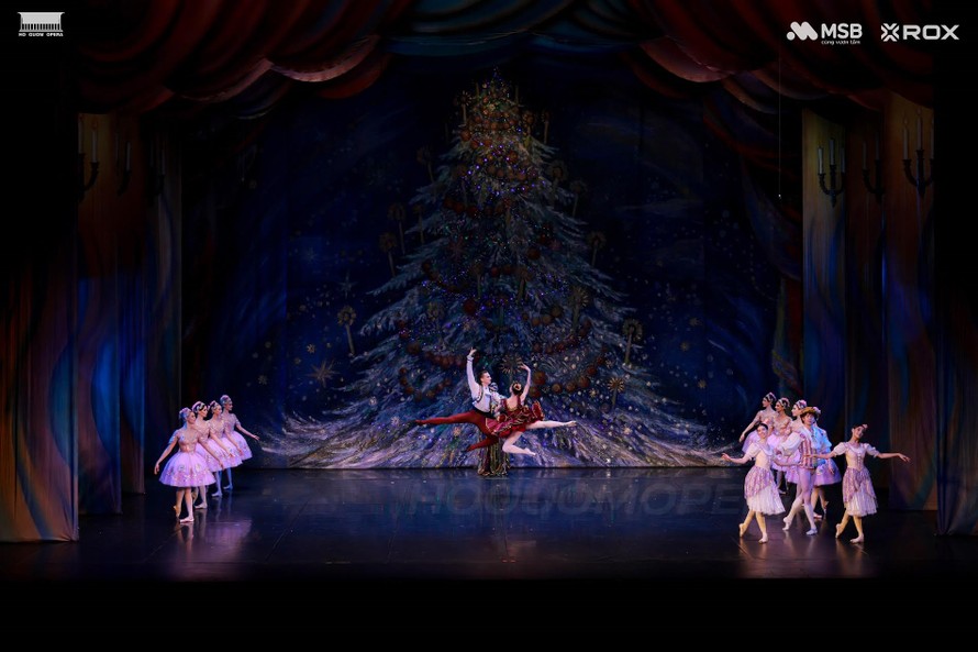 Một cảnh trong vở diễn Kẹp hạt dẻ trên sân khấu Nhà hát Hồ Gươm. Ảnh: BTC.