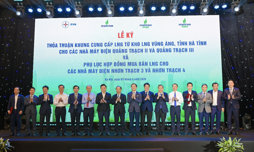 Các đồng chí lãnh đạo chúc mừng Lễ ký kết.