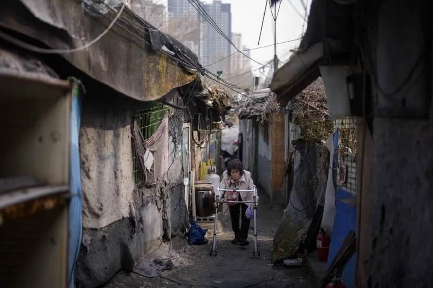 Cụ Lee Chang-wol (85 tuổi) đã sống gần 4 thập kỷ tại "khu ổ chuột" Guryong.