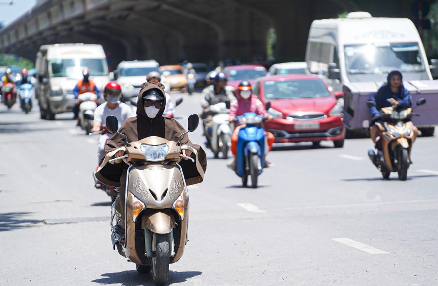 Khẩu trang, áo chống nắng là những thứ không thể thiếu của người dân khi tham gia giao thông trong những ngày nắng nóng.