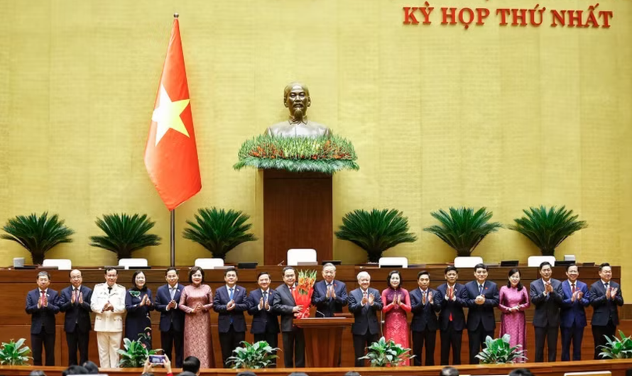 Tống Bí thư Tô Lâm thay mặt các đại biểu Quốc hội khóa XVI tặng hoa chúc mừng Chủ tịch Quốc hội Trần Thanh Mẫn, các Phó Chủ tịch Quốc hội và Ủy viên Ủy ban Thường vụ Quốc hội.