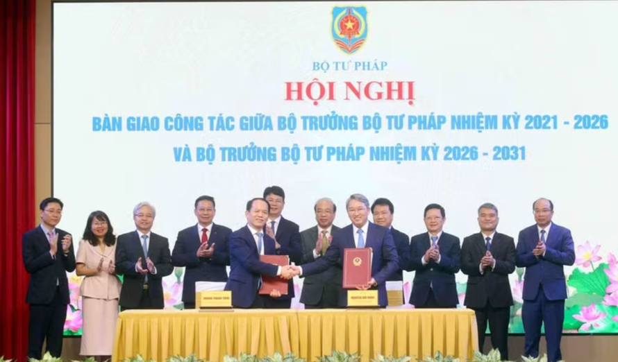 Chánh Văn phòng Trung ương Đảng Nguyễn Hải Ninh (nguyên Bộ trưởng Bộ Tư pháp nhiệm kỳ 2021-2026) và Bộ trưởng Bộ Tư pháp nhiệm kỳ 2026-2031 Hoàng Thanh Tùng ký biên bản bàn giao công tác