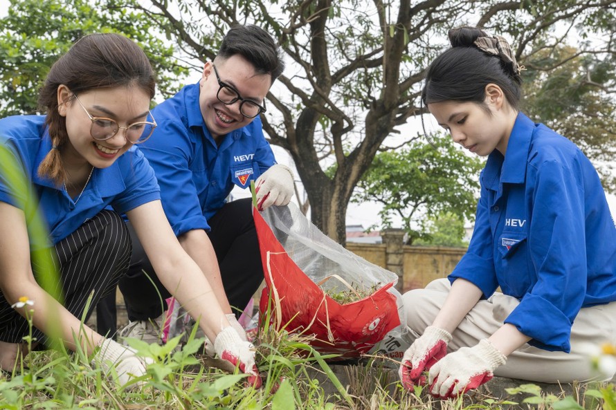Sự kiện ra quân tại điểm cầu Phú Diễn với các hoạt động dọn rác, làm sạch môi trường đã thu hút hơn 500 bạn trẻ cùng tham gia. (Nguồn: Quỹ Vì tương lai xanh)