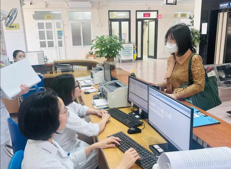 Người dân làm thủ tục khám chữa bệnh tại một sơ sở y tế ở tỉnh Quảng Ninh.