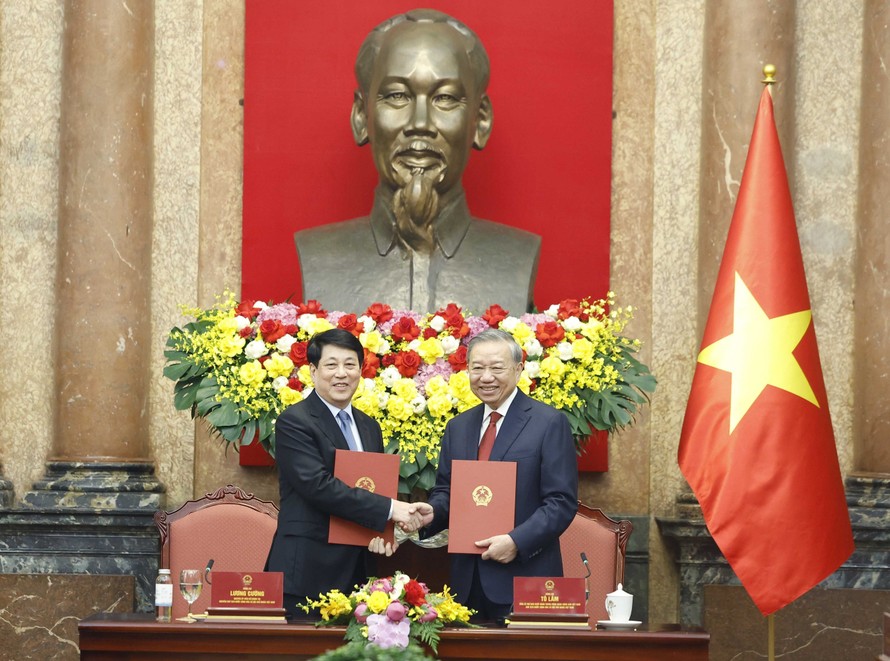 Tổng Bí thư, Chủ tịch nước Tô Lâm và đồng chí Lương Cường, nguyên Uỷ viên Bộ Chính trị, nguyên Chủ nước tại lễ bàn giao. 