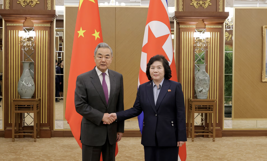 Ngoại trưởng Trung Quốc Vương Nghị (trái) bắt tay Ngoại trưởng Triều Tiên Choe Son Hui tại Nhà khách Geumsusan, Bình Nhưỡng, ngày 9/4/2026.