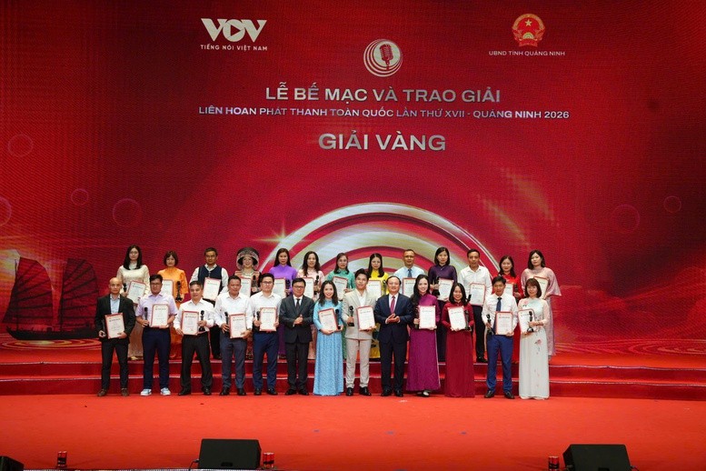 Ban Tổ chức trao 24 giải Vàng cho các tác giả.