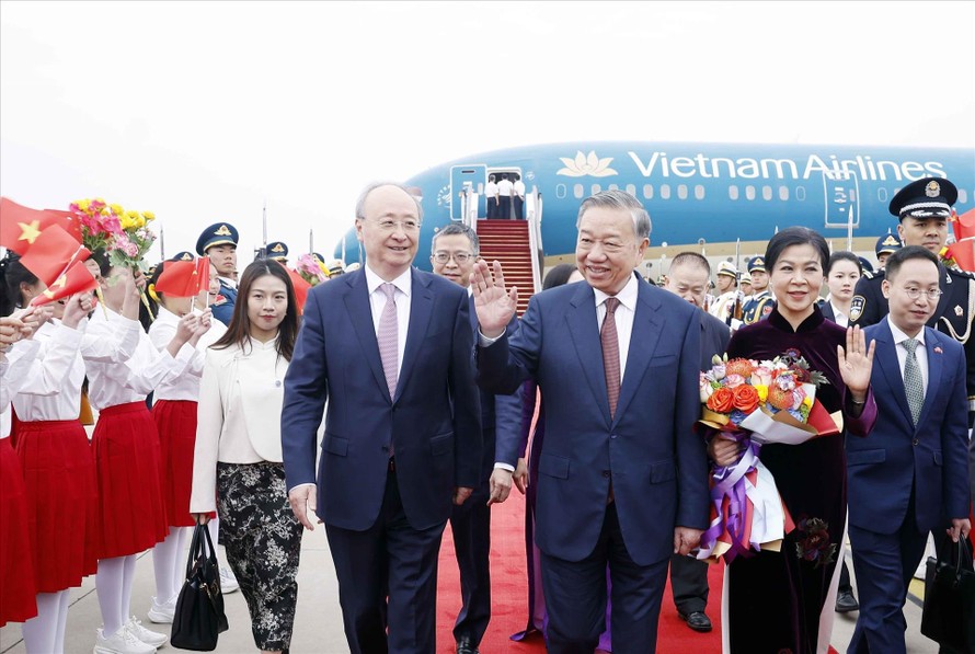 Ủy viên Bộ Chính trị, Bí thư Thành ủy Bắc Kinh Doãn Lực đón Tổng Bí thư, Chủ tịch nước Tô Lâm và Phu nhân tại Sân bay quốc tế Bắc Kinh. Ảnh: Thống Nhất/TTXVN.