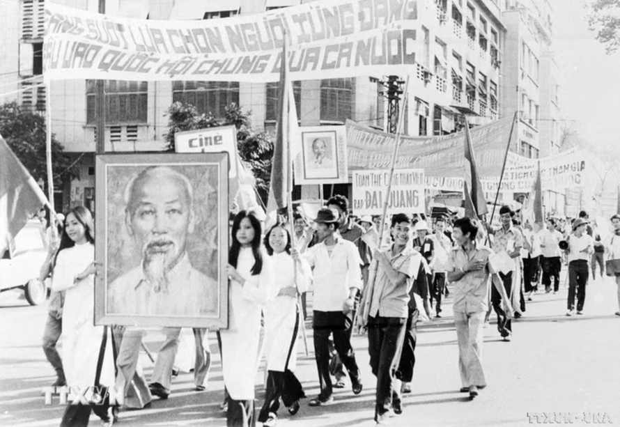 Nhân dân thành phố Hồ Chí Minh míttinh diễu hành chào mừng Ngày bầu cử Quốc hội thống nhất (25/4/1976). Ảnh: Kim Sơn/TTXVN.