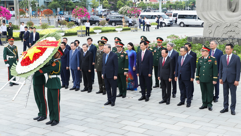 Tổng Bí thư, Chủ tịch nước Tô Lâm, Bí thư Quân ủy Trung ương cùng Đoàn công tác của Trung ương dâng hoa, dâng hương tưởng niệm các Anh hùng liệt sĩ tại Đài tưởng niệm TP. Đà Nẵng.