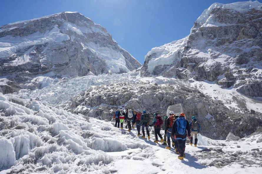 Đường lên đỉnh Everest thông tuyến sau hai tuần tê liệt