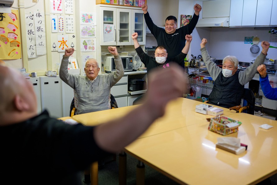 Các vận động viên cơ bắp trở thành lực lượng chăm sóc người cao tuổi mới tại Nhật Bản
