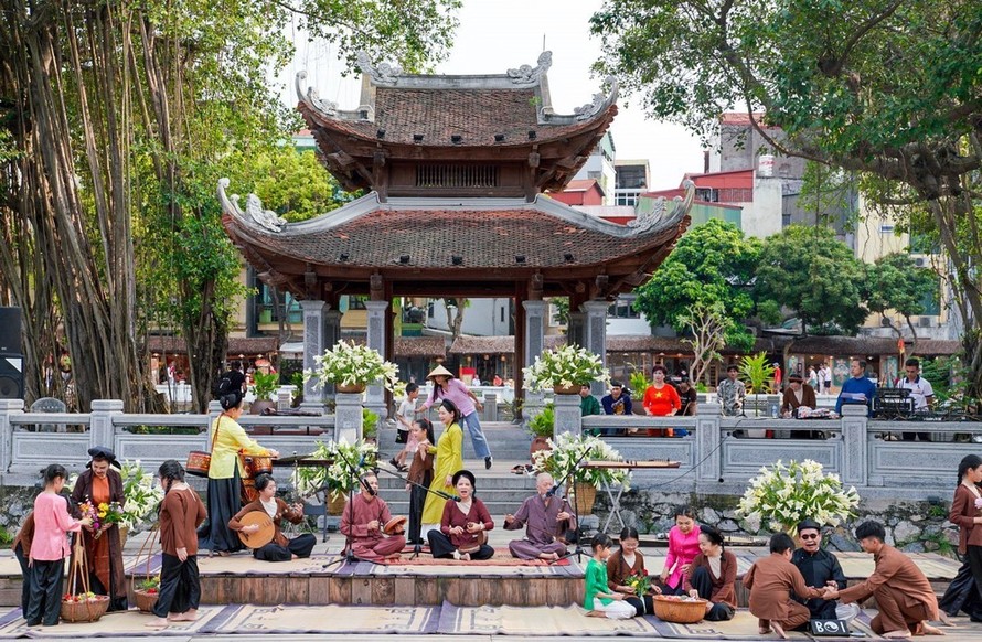 "Thanh âm xưa và khúc khải hoàn" - điểm hẹn văn hoá Hà Nội. Trong ảnh: Các nghệ sĩ biểu diễn bài xẩm "Vui nhất có chợ Đồng Xuân". Ảnh: Khánh Hoà/TTXVN.