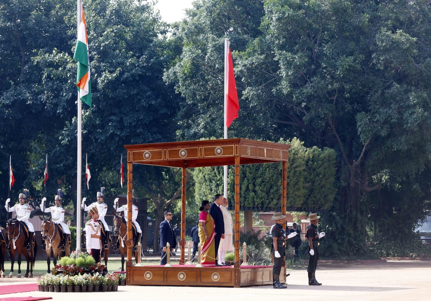 Tổng Bí thư, Chủ tịch nước Tô Lâm cùng Tổng thống Droupadi Murmu và Thủ tướng Narendra Modi trên bục danh dự, thực hiện nghi lễ chào cờ.