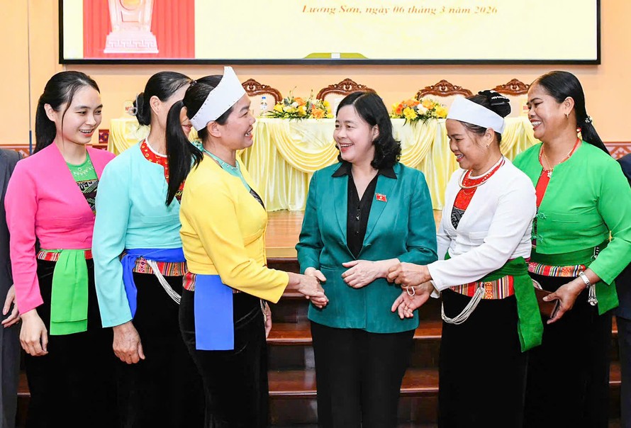 Chủ tịch Ủy ban Trung ương MTTQ Việt Nam Bùi Thị Minh Hoài cùng với cử tri tham dự hội nghị tiếp xúc cử tri.