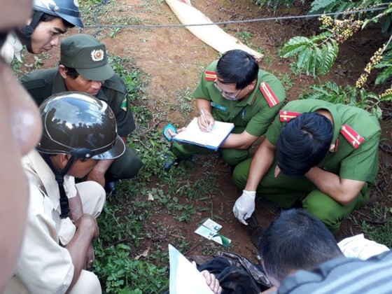 Lực lượng chức năng đang tiến hành điều tra tại hiện trường 