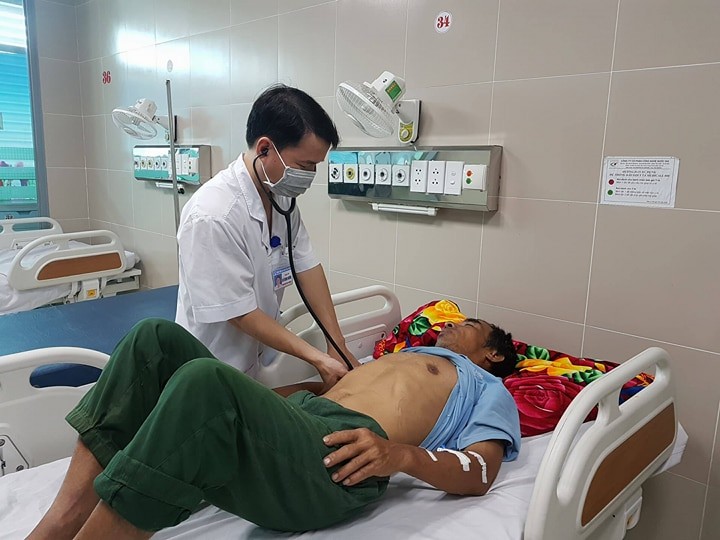 Đang uống rượu, 7 người gục tại bàn