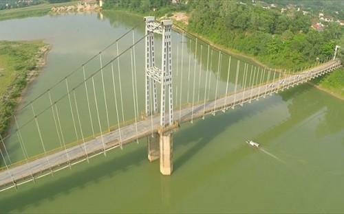 Cầu treo Dùng nơi hai học sinh gieo mình xuống dòng sông Lam tự vẫn (ảnh minh họa).