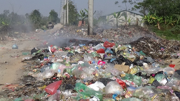 Rác thải “ngập” đường.