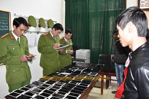 Số lượng lớn điện thoại không hóa đơn, chứng từ bị thu giữ